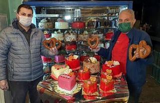 Kalp şeklinde simit ve pastalar yaparak kalpleri...