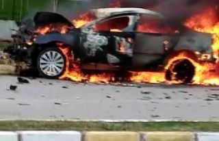 Kamyona çarpan otomobil alev alev yandı
