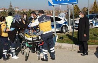 Kamyonet ile çarpışan motosikletteki 2 kişi yaralandı