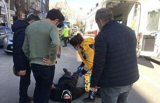 Kamyonete çarpan kurye yaralandı