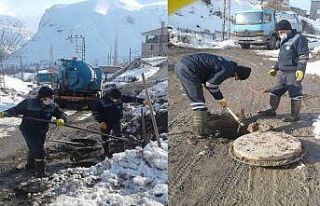 Kanalizasyon ekibinin dondurucu soğukla mücadelesi