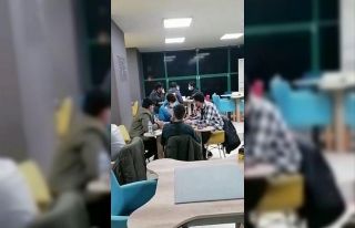 Kapalı kahvehanede oyun oynayıp sigara nargile içerken...