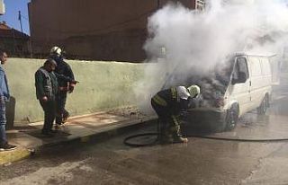 Kapalı kasa panelvan alevlere teslim oldu