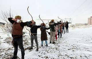 Kar altında ok atarak hünerlerini sergilediler