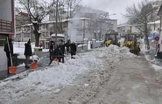 Kar kalınlığı 30 santimetreyi buldu, temizleme...
