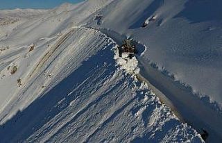 Kar kalınlığının 3 metreyi bulduğu köy yolunda...