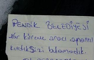 Kar küreme ekibinin aracın camına bıraktığı...