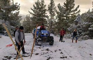 Kar kuyuları şerbet için dolduruluyor