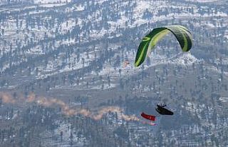 Kar manzarasında yamaç paraşütü