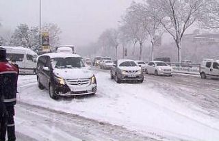 Kar nedeniyle Piyalepaşa Bulvarı’nda trafik durma...