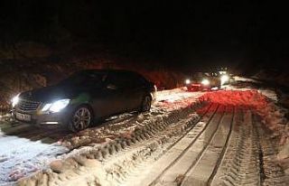 Kar ve buzlanma sebebiyle yaylada mahsur kalan piknikçiler...