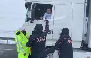 Kar ve fırtınanın ortasında kalan tır sürücülerinin...