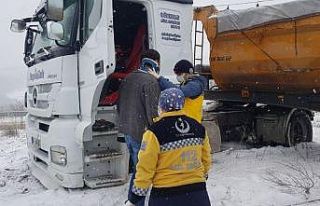 Kar yağışı beraberinde kazaları getirdi: 3 kaza,...