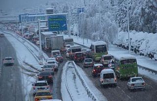 Kar yağışı D-100’de trafiği yoğunlaştırdı