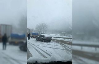 Kar yağışı D-650’de kazaları beraberinde getirdi