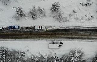 Kar yağışı etkili oldu, bazı araçlar devrildi...