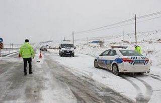 Kar yağışı etkili oluyor, zincirsiz araç bırakılmıyor