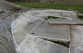 Kar yağışı seraları yıktı geçti