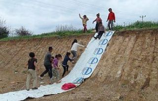 Kar yağmayan Antalya’da çocukların toprak üzerinde...