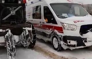 Kar yolları kapadı, mahsur kalan hasta böyle kurtarıldı