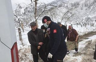 Kar yüzünden mahsur kalan hastaların imdadına...