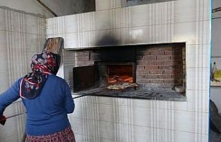 Kara fırında köylü kadınlar hünerlerini sergiliyor
