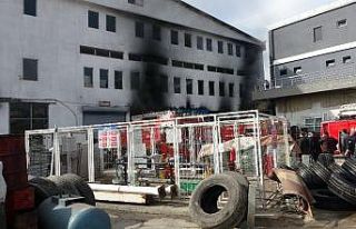 Karabük’te lastik deposundaki yangında faciadan...