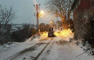 Karacasu Belediyesi yollarda tuzlama çalışması...