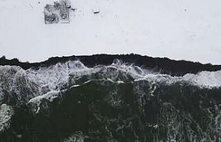 Karadeniz’in hırçın dalgaları karla buluşunca...