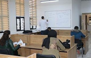 Karaköprü’de öğrencilere matematik kursu veriliyor