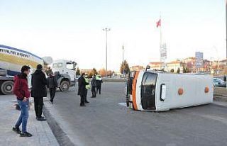 Karaman’da beton mikseri ile çarpışan minibüs...