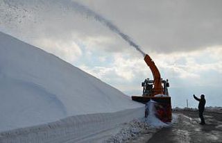 Karayollarında 4 metrelik karla mücadele çalışması