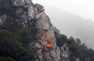 Karayolunda tehlike oluşturan kayalar temizleniyor