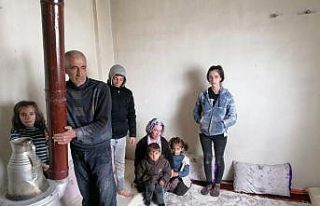 Karda çatıları çöken 12 nüfuslu aile yardım...
