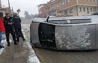 Karda kayan otomobil ağaca çarptı