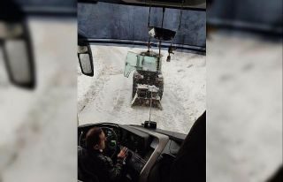 Karda kayan yolcu otobüsü yoldan çıktı