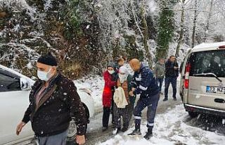 Karda mahsur kalan yaşlı çift, belediye ekiplerince...