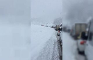 Karda yan dönen tır, trafiği durma noktasına getirdi