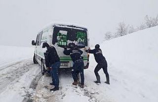 Karda yolda kalan hastaları sıcak yuvalarına ulaştırdılar