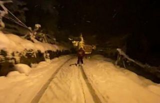 Kardan kapanan köy yolunu kayak merkezine çevirdi