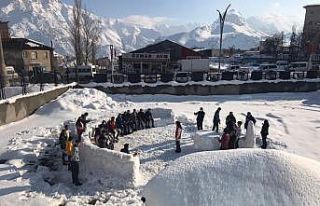 Kardan yapılan amfide kitap okuma ve müzik etkinliği