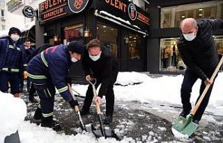 Karesi’de başkanlar işçilerle birlikte kar küredi