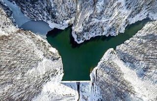 Karla kaplı dağın eteklerindeki göletin görsel...