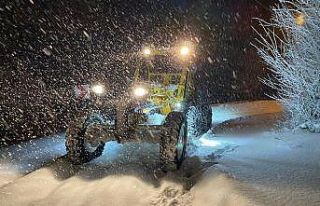 Karla kaplı Yenişehir’deki köy yolları ulaşıma...