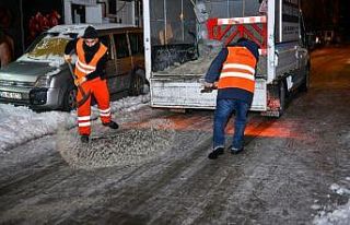Karla mücadele ekiplerinin çalışmaları gece boyunca...