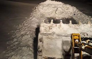 Karla mücadele ekiplerinin zorlu gece mesaisi: 5...