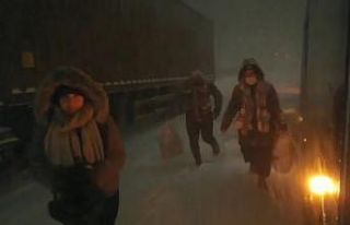 Karlı yolda kalan vatandaşların yardımına halk...