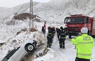 Karlı yolda kontrolden çıkan otomobil uçurumun...