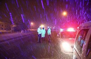 Karlı yolda sürücülere ikram