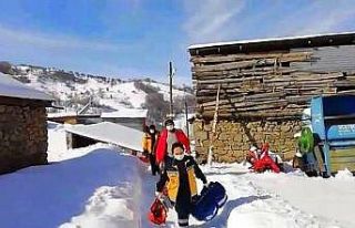 Karlı yolları aşan vefakâr sağlıkçılar hastaların...